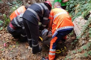 Un barbat a cazut intr-un canal de irigatii, adanc de 15 metri, in Valea Calugareasca. Pompierii ISU l-au scos in viata
