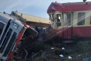 Bărbat la spital după ce maşina pe care o conducea a fost lovită de tren, în Timiş