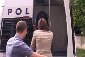 Învăţătoare reţinută de poliţişti în judeţul Satu Mare. A atacat doi copii cu spray lacrimogen!