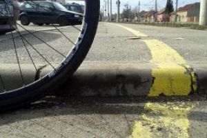 O femeie din Baia Mare si-a lasat copilul la gradinita si s-a trezit cu bicicleta furata