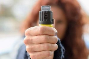 Incident HALUCINANT - Copii de clasa pregatitoare, atacaţi de învăţătoare cu spray paralizant