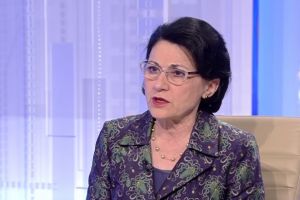 Ecaterina Andronescu, despre învăţătoarea reţinută de poliţişti: Medicul îi dă aviz şi ea recidivează