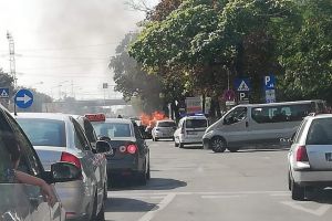 O maşină a luat foc pe Calea Aradului din Oradea (FOTO)