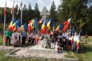 Torţe aprinse pentru cei 149 de eroi înhumaţi la Valea Uzului, de Ziua Armatei Române
