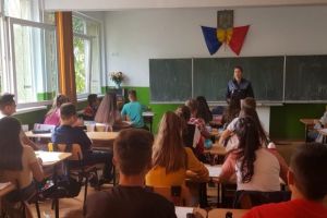 FOTO Poliţiştii de la Prevenirea Criminalităţii faţă în faţă cu elevii sibieni