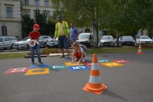 Jocuri în aer liber pentru copii, pe trotuarul de pe Bulevardul Eroilor