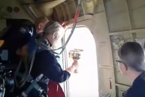 Un preot a aruncat apă sfinţită din elicopter peste locuitori. Vrea să-i vindece de „beţie şi desfrâu” - VIDEO