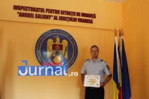 FOTO: Pompierul care a salvat o bătrână căzută în fântână, declarat “pompierul lunii august”