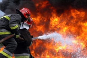 A incendiat casa părinţilor