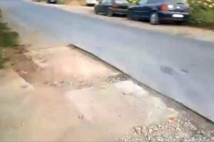 VIDEO ȘTIREA TA: Albaiulienii au început să-şi repare singuri străzile. Un cetăţean asfaltează 200 de metri de pe strada Vidra, din Alba Iulia