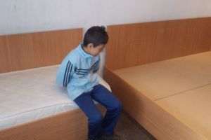 Viaţă tristă de copii necăjiţi: „Doamne, adu-ne cadou, caiete, penar şi un stilou!”