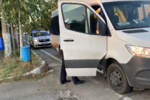 VIDEO – Elevii, înghesuiţi în microbuze spre beneficiul transportatorilor