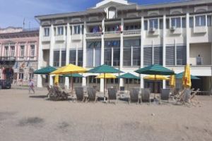 Prefectul vrea ca plaja din faţa instituţiei să fie desfiinţată