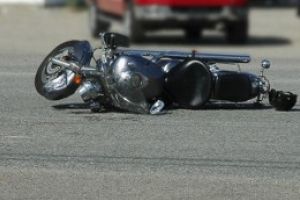 Accident în Zona Industrială. Un tânăr a intrat cu motocicleta într-o maşină