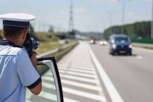 Peste 20 de şoferi, lăsaţi fără permis în două zile