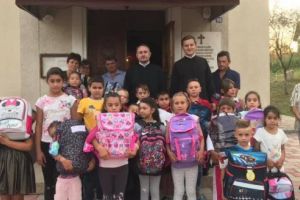 Părintele Cătălin Maier, aproape de tinerii credincioşi din Șomoştelni şi Valea Izvoarelor