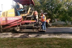 FOTO! Se toarnă asfalt pe mai multe tronsoane de drumuri naţionale. Unde intervin drumarii!