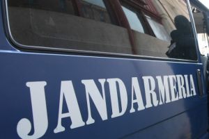 Scandal făcut de un grup de tineri, la primele ore ale dimineţii, pe o stradă din Botoşani. Au intervenit în forţă jandarmii