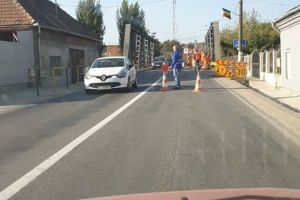 FOTO: Circulaţie îngreunată pe DN1, în Teiuş. Se execută lucrări la podul peste Valea Geoagiu