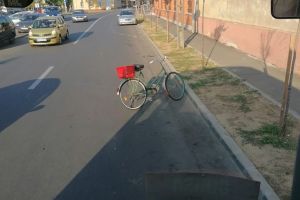 FOTO. Trafic încurcat de o bicicletă parcată pe şosea. Se cere ridicarea acesteia