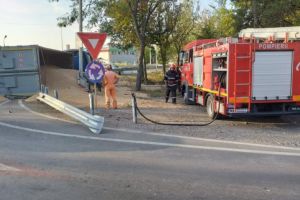 Tir plin cu cereale rasturnat intr-un sens giratoriu foarte aglomerat din Braila / Intreaga incarcatura imprastiata pe asfalt