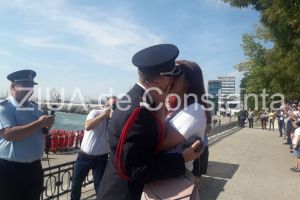 Moment emotionant. De Ziua Pompierilor, un tanar si-a cerut iubita in casatorie pe Faleza Cazinoului din Constanta