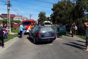 Cinci persoane au fost rănite, după o depăşire imprudentă făcută de un şofer de 80 de ani