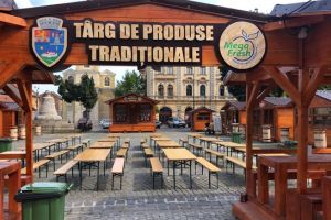 Mici, bere şi muzică populară în Piaţa Traian. Se deschide Târgul de produse tradiţionale