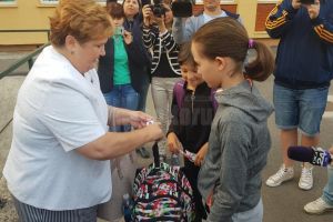 Pietre de moară pe umerii elevilor. Ghiozdane de 9, 10 sau 11 kilograme, cântărite de şefa ...