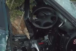 Botoşăneancă rănită într-un accident produs de un şofer băut. Au intrat cu maşina într-o cioată de copac