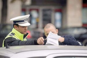 O nouă rundă de acţiuni cu efective suplimentare organizată de poliţiştii din Blaj. Infracţiuni surprinse în flagrant, dosare penale, zeci de amenzi şi permise reţinute