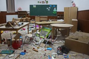 Vandali la 10 ani: O şcoală primară a fost distrusă de trei copii, enervaţi de o jucărie (FOTO / VIDEO)