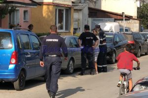 FOTO! Bebeluş de un an, blocat în maşină. Au intervenit pompierii botoşăneni