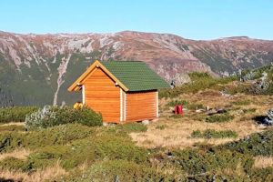 Refugii montane construite pentru siguranţa turismului harghitean