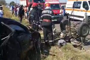 Matraca: Trafic rutier blocat după ce un autoturism a spulberat o căruţă