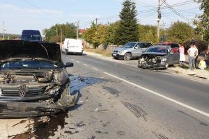 FOTO Accident cu două victime la Hudum! Două maşini s-au făcut praf