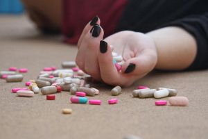 Minoră salvată de la sinucidere: fata sunase la Telefonul Copilului spunând că a fost abuzată sexual timp de şase ani