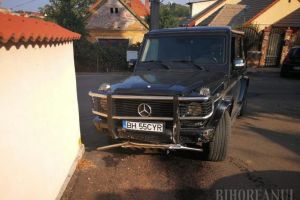Fără permis: Patronul restaurantului Cyrano a acroşat cu Mercedesul două maşini, după care s-a baricadat în vilă şi i-a ţinut la poartă pe poliţişti