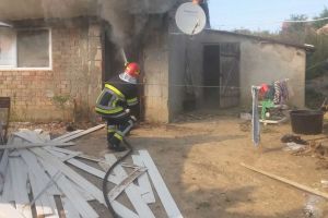 FOTO! Două gospodării, în flăcări, Pompierii intervin la faţa locului