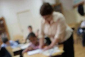 Motivul INCREDIBIL pentru care o învăţătoare a atacat copiii cu spay lacrimogen: Un băiat de 7 ani i-ar fi cerut permisiunea să meargă la toaletă