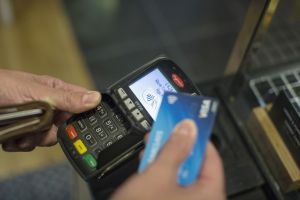 Modificări la plata cu cardul în magazine. Noi măsuri de siguranţă intră în vigoare azi