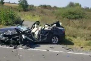 FOTO Accident mortal! Un bărbat a murit strivit într-o maşină