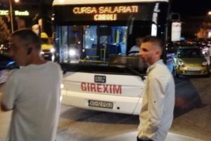 Autobuz pentru transportul salariaţilor Caroli, implicat în accident