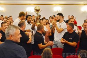 Campionii României s-au întors: baschetbaliştii de la CSM Oradea au fost prezentaţi oficial într-o gală la Filarmonică (FOTO / VIDEO)