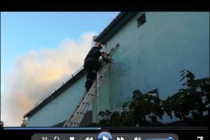 Anexele unei vile, MISTUITE de flăcări, la Arad. Trei ore s-au luptat pompierii să stingă incendiul (FOTO + VIDEO)