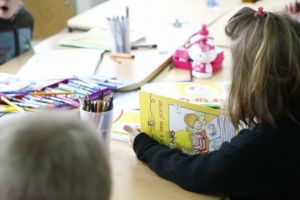 Cum au ajuns elevi din clasa pregătitoare să înveţe în cancelaria profesorilor. „Este o cameră de doi metri pătraţi, murdară şi fără spaţiu de mişcare“
