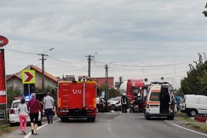 Accident rutier cu patru victime, în Botiz. Intervenţie de urgenţă a pompierilor