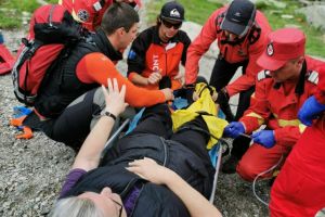 Turist rănit grav în Munţii Făgăraş. Salvat şi cu ajutorul unui elicopter