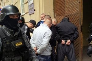 Ei sunt interlopii care obligau tinerele să se prostitueze în apartamente din Botoşani. Ce metode foloseau pentru a le ţine la cheremul lor