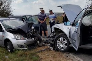 FOTO Accident cu trei maşini implicate la Cornăţel
